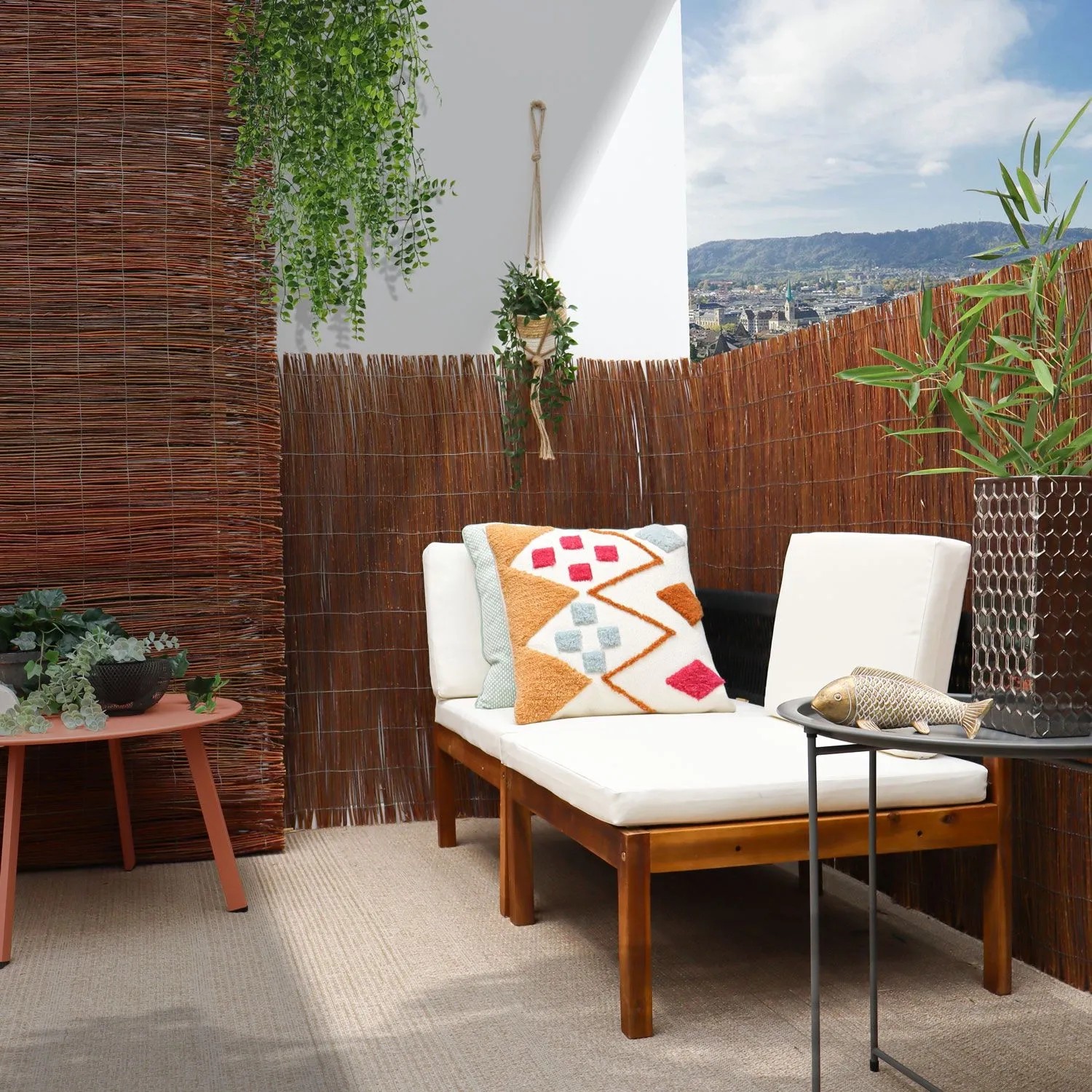 Brauner urfence Weiden-Sichtschutz auf Balkon. Schafft natürliche Privatsphäre und mediterranes Flair.
