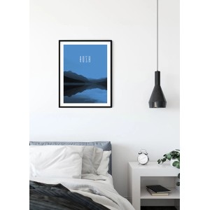 Komar Wandbild Word Lake Blue, 40x50 cm, mit blauem See-Motiv und dem Wort 'Hush' im Schlafzimmer.