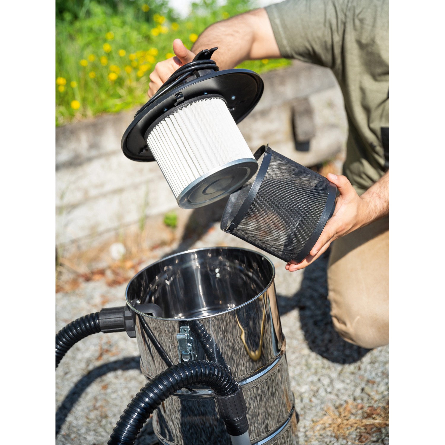 Aschesauger AS-20/1200: Edelstahlbehälter mit Filter und Feuerschutzkorb.