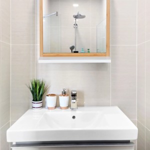 Relaxdays Wandspiegel Bambus MDF Glas Weiß mit Ablage 54,5 cm x 38 cm x 12 cm 2,6 kg