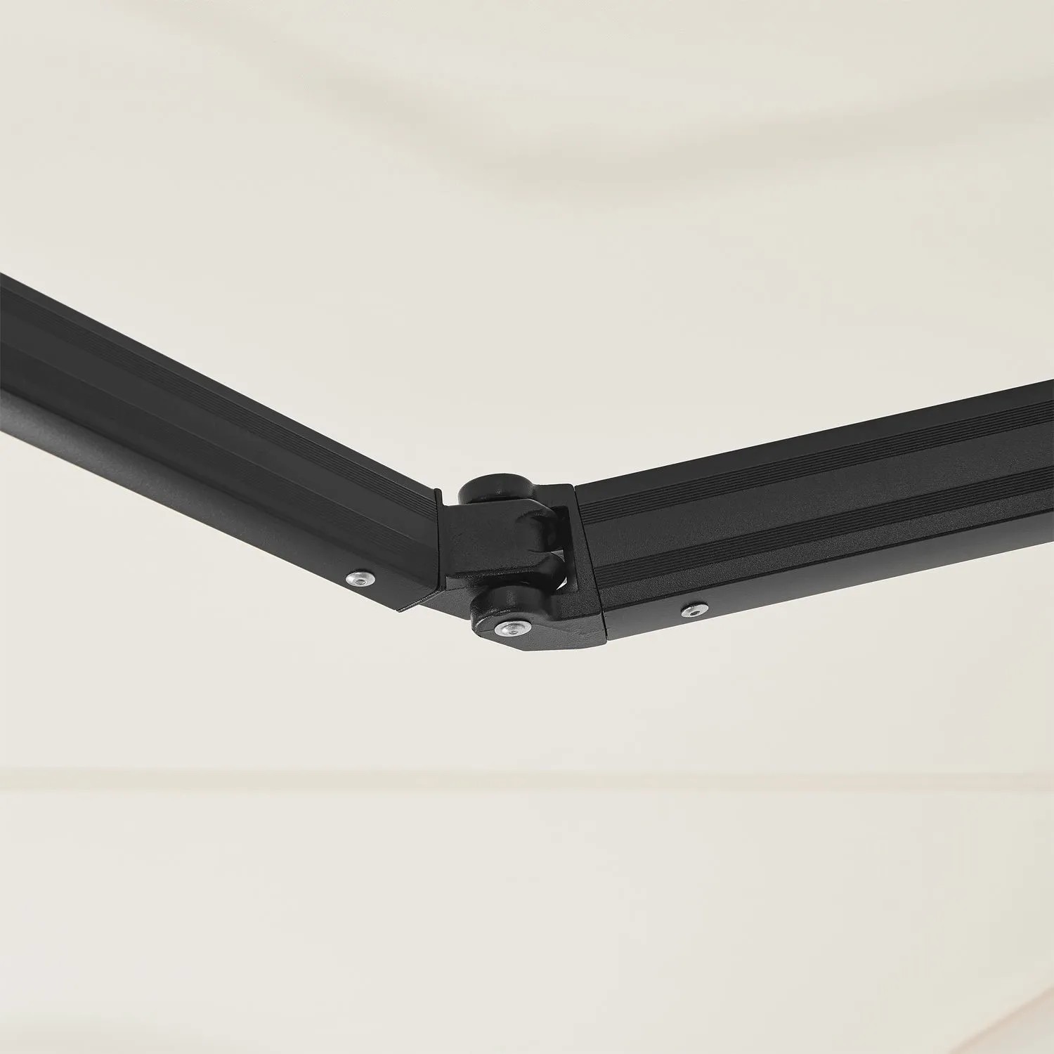 Detailaufnahme: Gelenkarm der beigen Juskys Markise, zeigt die robuste Bauweise und einfache Handhabung.