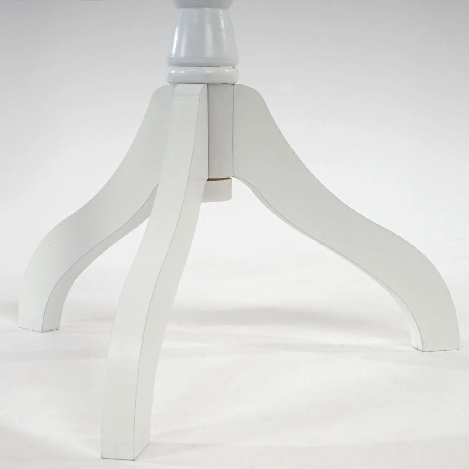 Weißes Holzdreibein der Schneiderpuppe T220. Stabiler Fuß für weiblichen Torso, dekorativ.