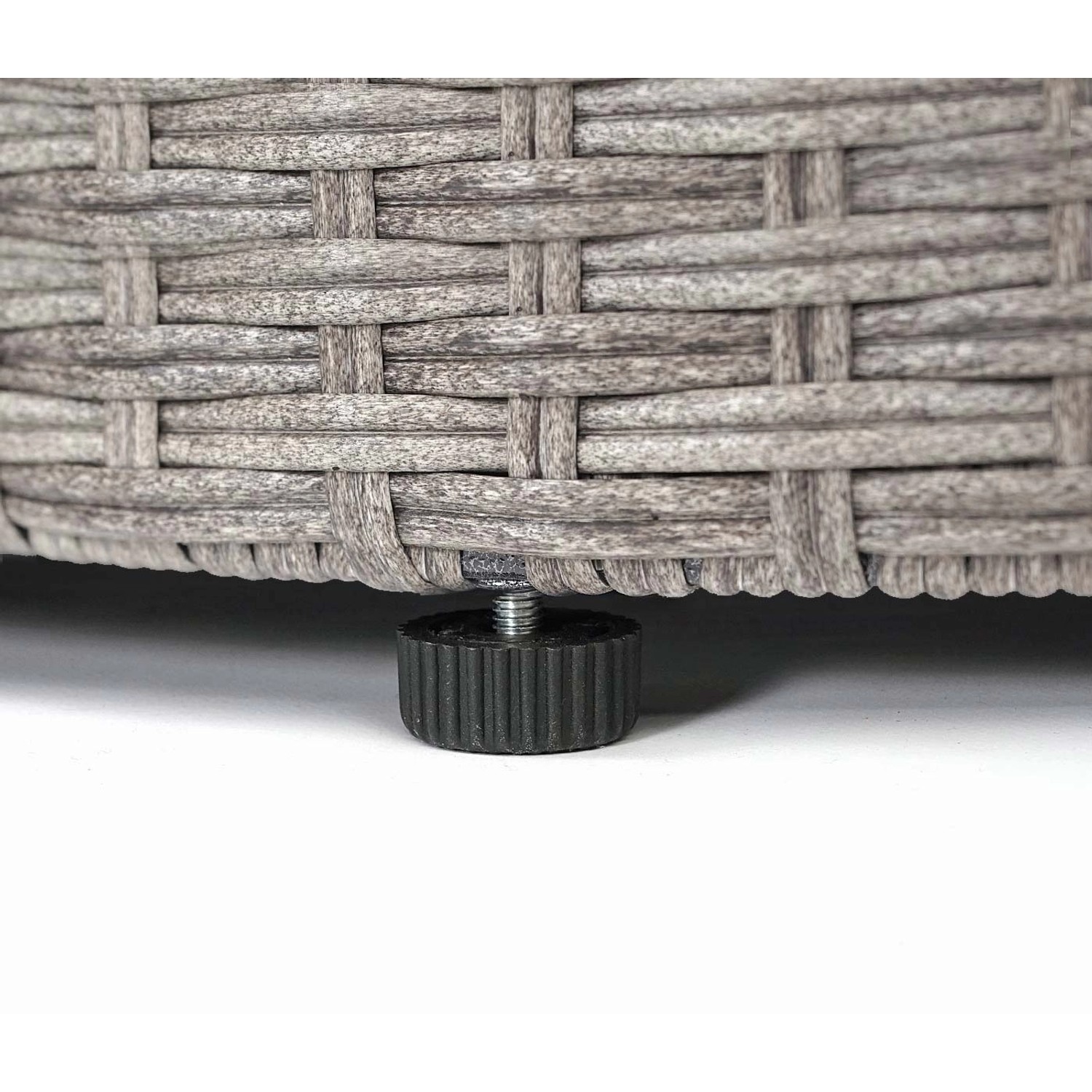 Detailaufnahme: Verstellbarer Fuß der grauen Poly-Rattan Lounge-Garnitur für den Garten.