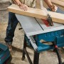 Bosch Professional GTS 254 Tischkreissäge beim Sägen von Holz.