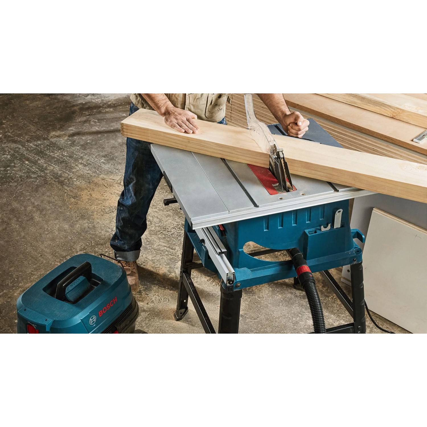 Bosch Professional GTS 254 Tischkreissäge beim Sägen von Holz.