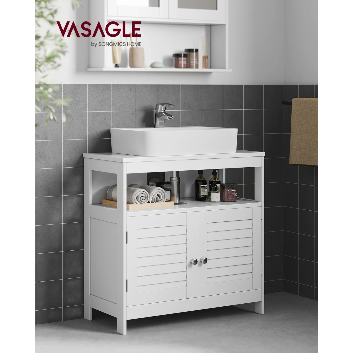 Weißer Songmics Waschbeckenunterschrank Saggio mit Lamellentüren im Badezimmer.