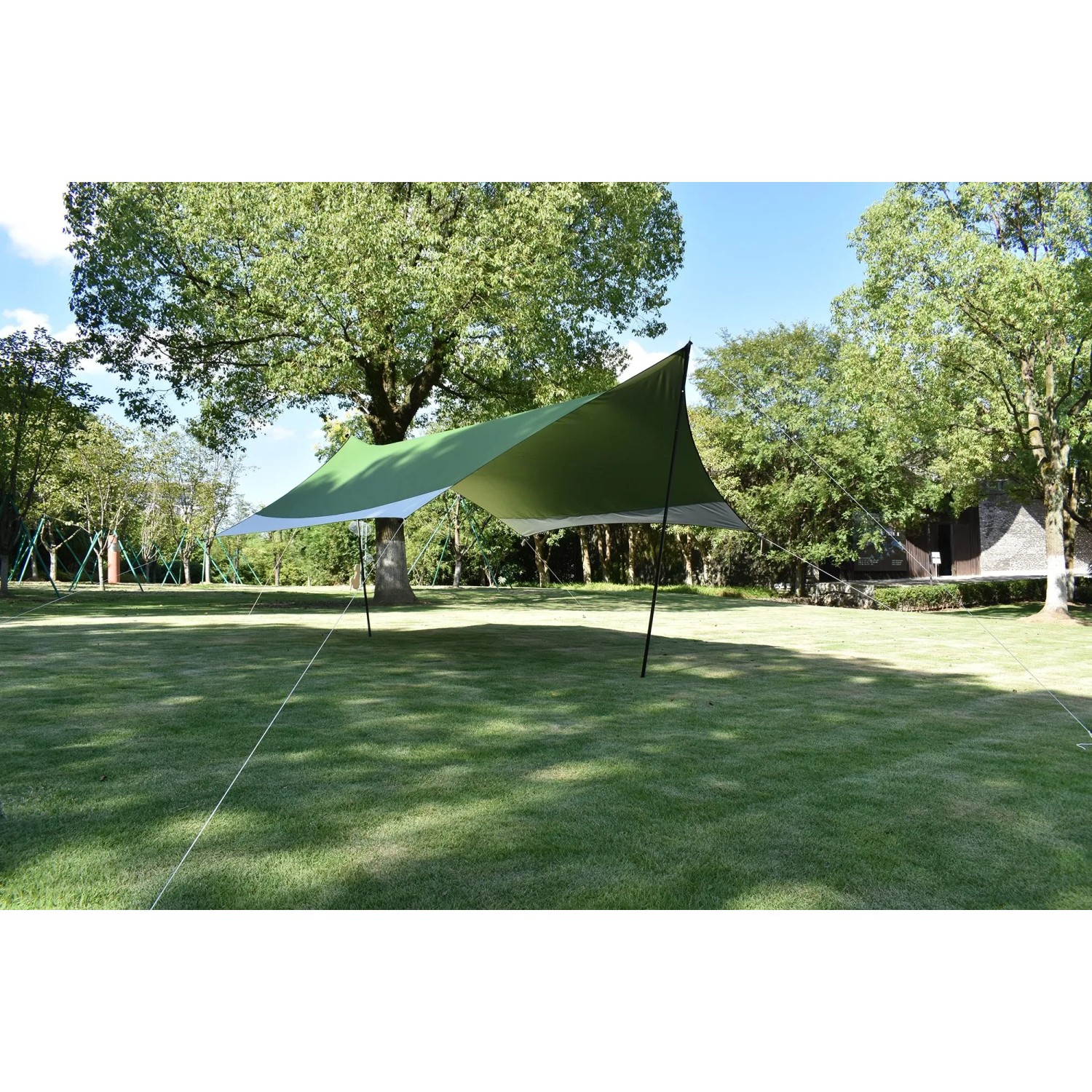 Leco Zeltplane, 430x370 cm, grün-weiß, mit Tragetasche, auf Rasenfläche aufgebaut.