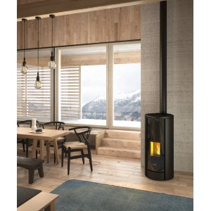 Schwarzer Freepoint Pelletofen Breeze 9,1 kW im modernen Wohnraum mit Fenster und Esstisch.