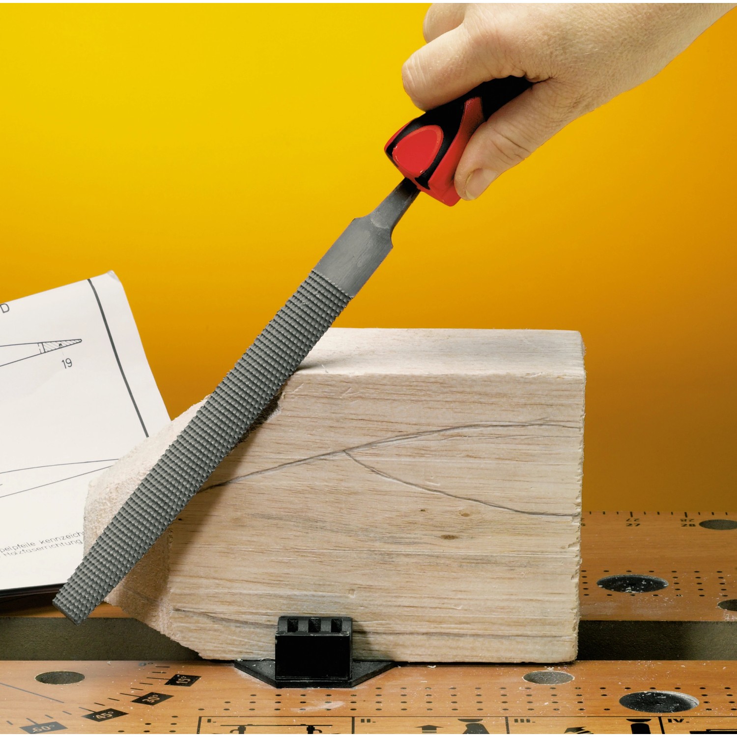 LUX Kabinettraspel 200 mm Comfort im Einsatz auf Holz, Detailaufnahme der Feile mit ergonomischem Griff.