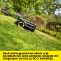 Kärcher RCX 4 Mähroboter im Garten, fährt einen steilen Hang hoch.