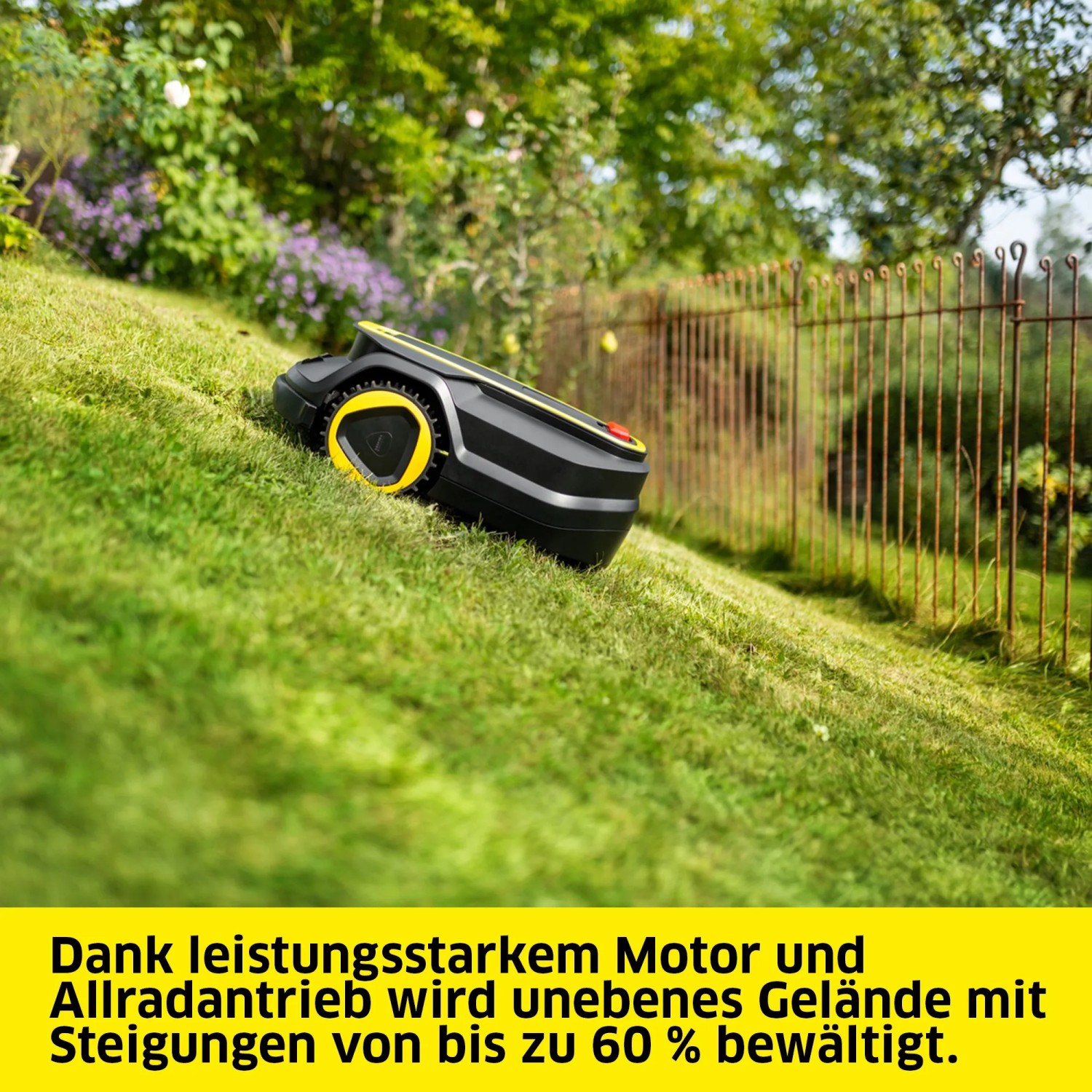 Kärcher RCX 4 Mähroboter im Garten, fährt einen steilen Hang hoch.