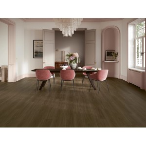 Verlegter, dunkler Parador Vinylboden Eiche Oxford im Esszimmer mit Tisch und Stühlen.