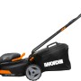 Worx Akku-Rasenmäher WG743E mit 40 cm Schnittbreite und Grasfangkorb.
