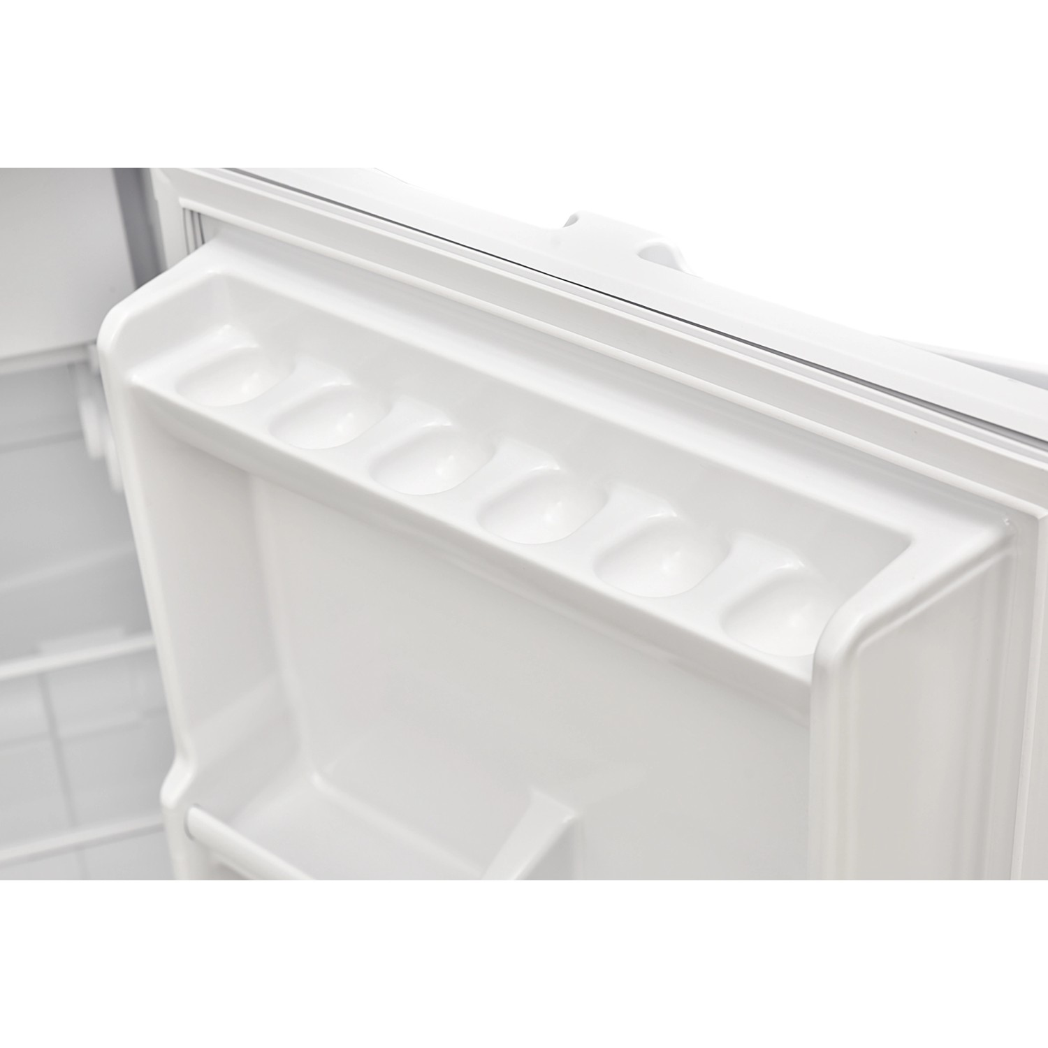 Detailaufnahme der Türablage des Telefunken Kühlschranks mit Eierfach.