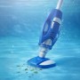 Blauer Pool Blaster Max Gen 2 Akku Poolsauger unter Wasser beim Reinigen des Poolbodens.