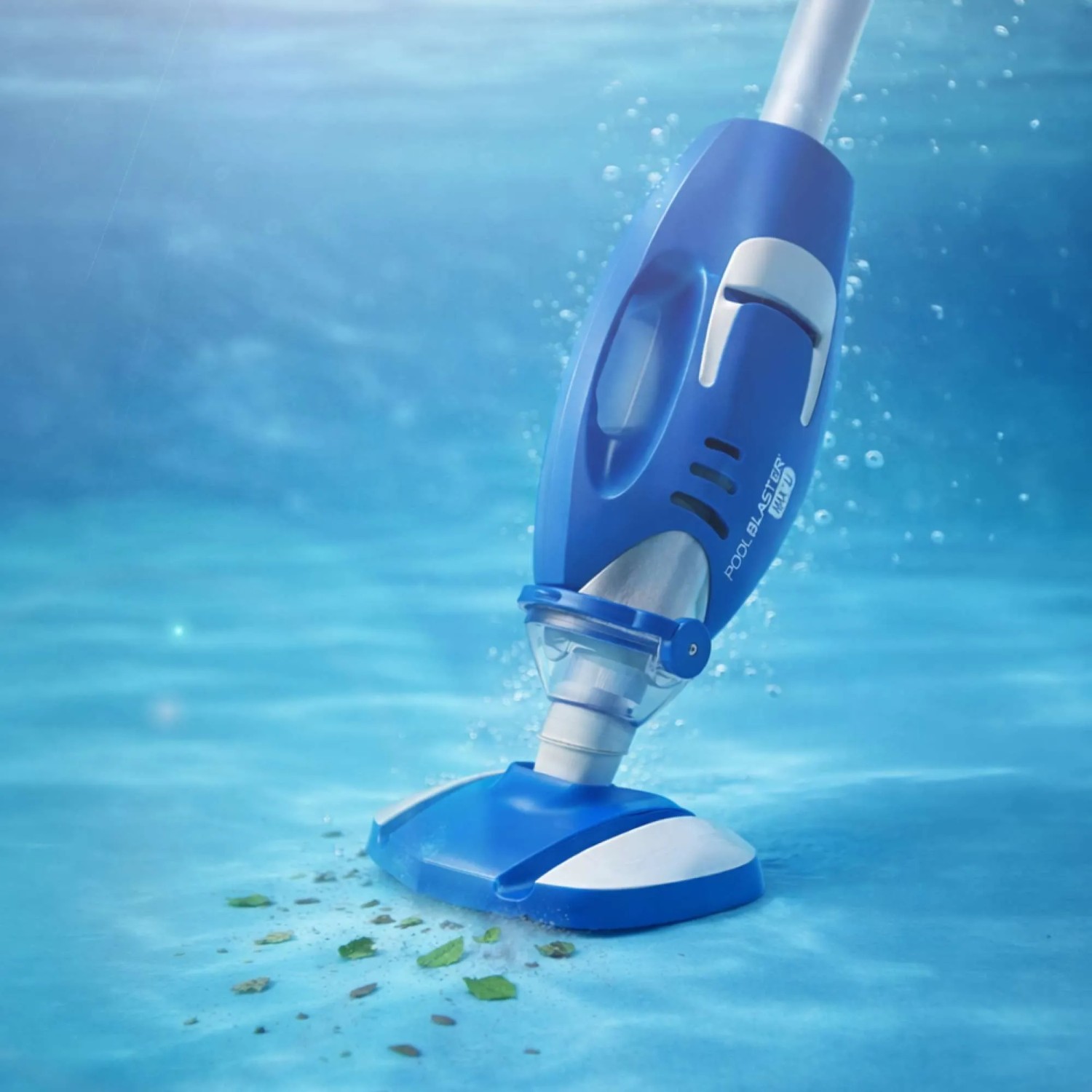 Blauer Pool Blaster Max Gen 2 Akku Poolsauger unter Wasser beim Reinigen des Poolbodens.