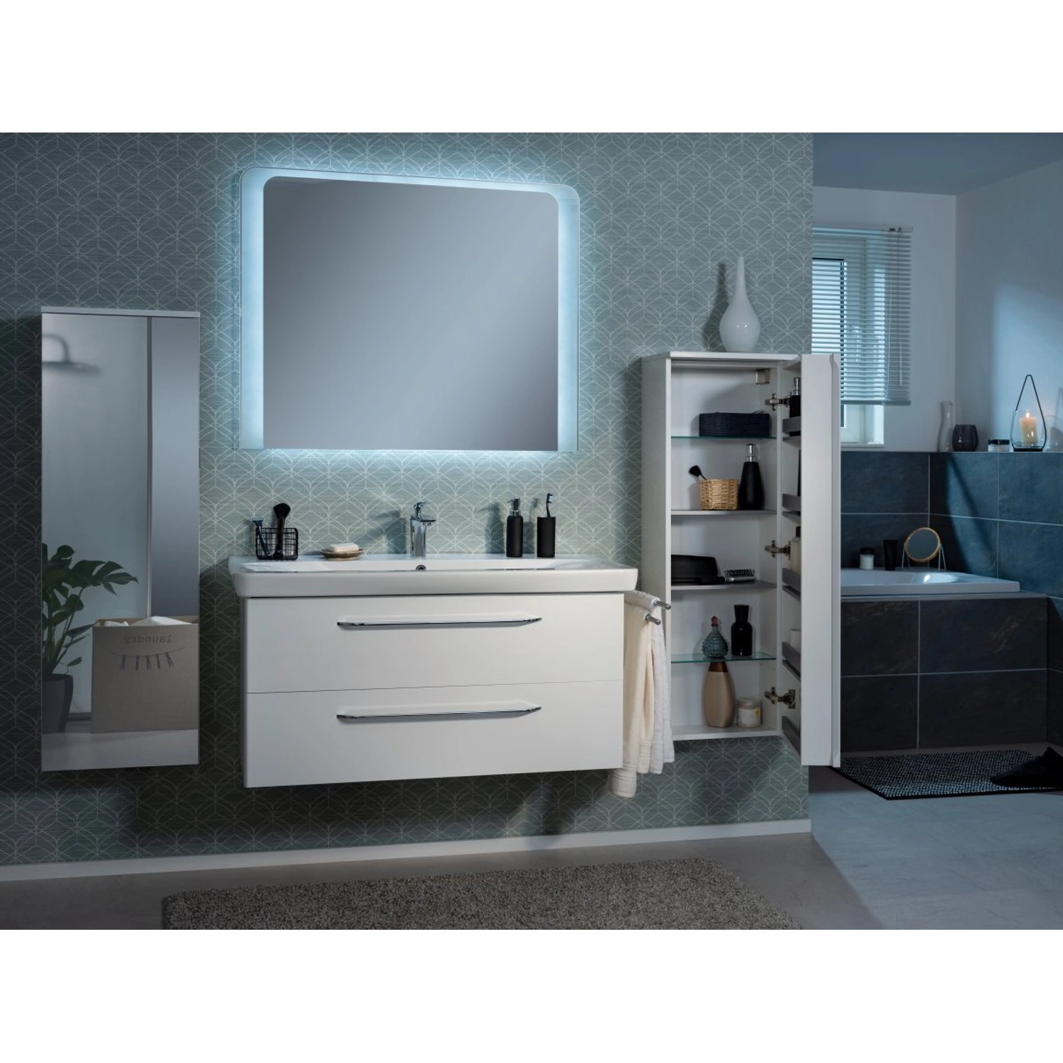 Modernes Badezimmer mit Fackelmann Keramik-Waschbecken Milano (107,5 cm, Weiß), Spiegelschrank und Unterschrank.