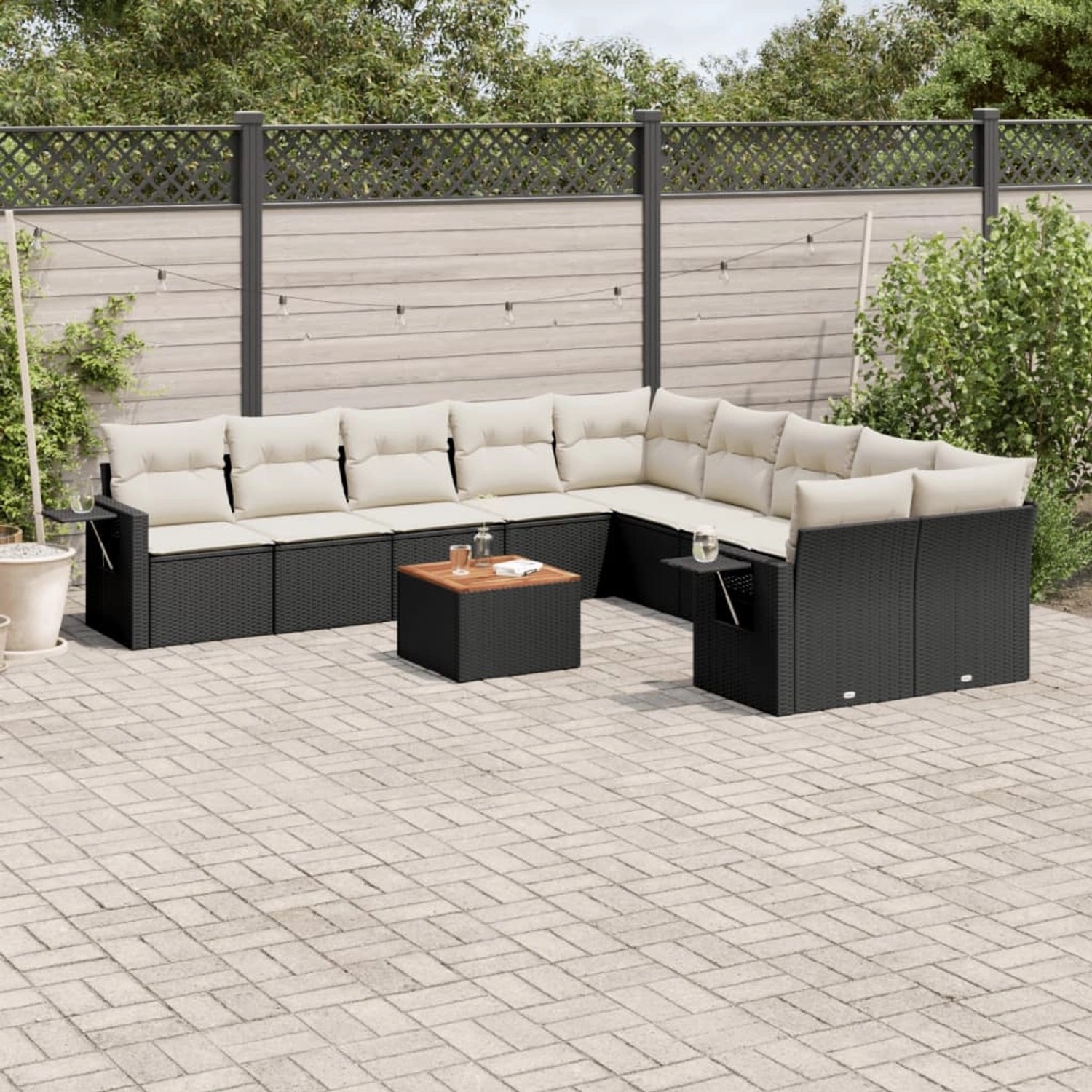 Schwarze vidaXL Garten-Sofagarnitur (11-tlg) aus Polyrattan mit cremefarbenen Kissen und Tisch.