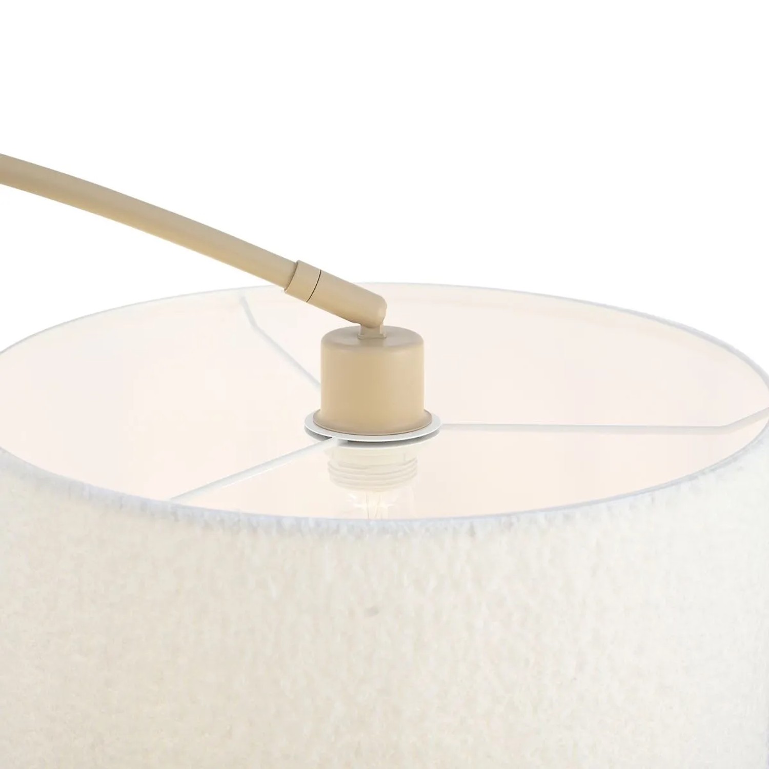 Detailaufnahme der beigen Bogenlampe Vinossa mit Teddy-Schirm, Innenleuchte für Wohnraum.