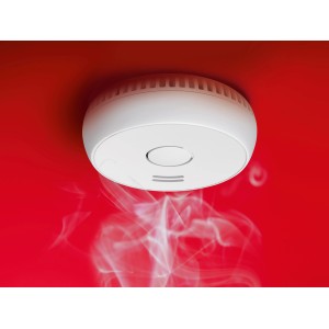 Weißer Rauchmelder (Ø 9cm) an roter Decke mit Rauch. Optischer Brandschutz für Ihr Zuhause.