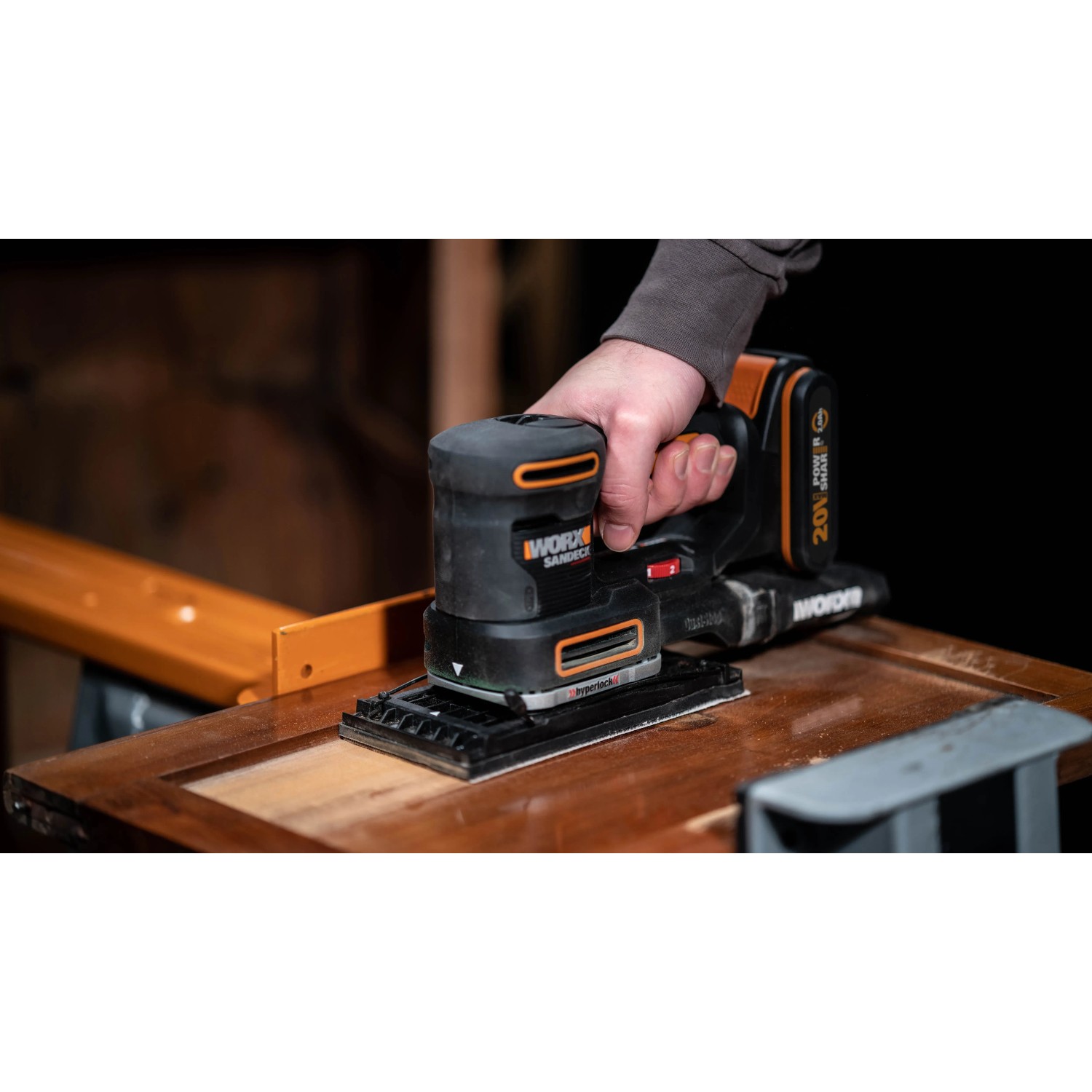 Worx Akku-Multifunktionsschleifer WX820.9 Solo beim Schleifen einer Holzoberfläche.