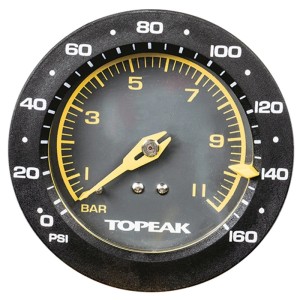 Topeak JoeBlow Sport III Standpumpe: Schwarze Druckanzeige mit gelben Ziffern für BAR und PSI. Leicht ablesbar.