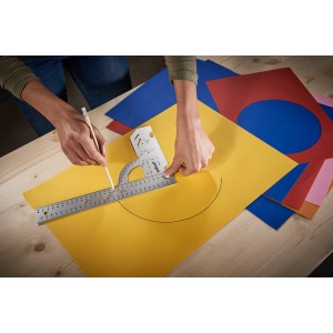 Wolfcraft Universalwinkel 200x300 mm beim Zeichnen eines Kreises auf gelbem Papier.