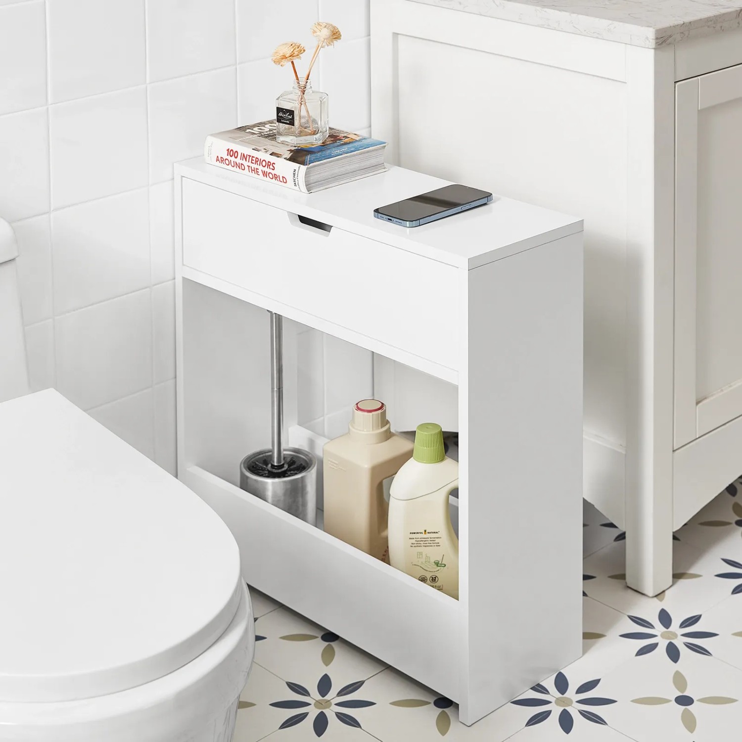 SoBuy Nischenregal BZR48-W, weißes Badregal mit Klappe und Ablage für Badutensilien.