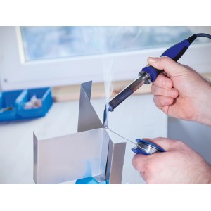 LUX Lötkolben 100 W im Einsatz beim Löten von Metall.