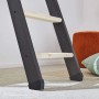Intercon Raumspartreppe Vario mit dunkelgrauen Metallwangen und hellen Fichte-Holzstufen. Stabile Innentreppe mit schwarzen Füßen auf Teppich.