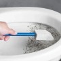 Hand reinigt Toilette mit Westfalia Bimsstein. Langer blauer Stiel, abgeschrägter Stein entfernt Kalkablagerungen.