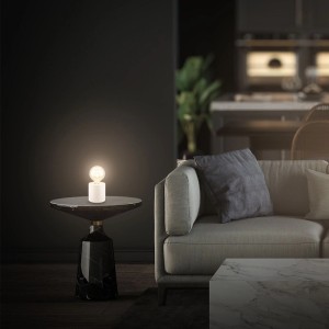 Brilo Tischleuchte Tubo Keramik altweiß auf Tisch, neben Sofa. Design-Tischlampe für Wohnraum.
