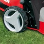 Detailaufnahme: Einhell GC-PM 56/2 S HW Benzin-Rasenmäher Rad auf Rasen.