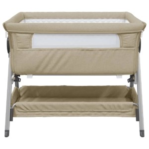 Taupefarbenes vidaXL Babybett mit Matratze und Ablagekorb aus Leinenstoff.