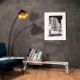 Silbernes Stahlrohr-Regal (200cm) mit Büchern, Teil einer DIY Möbelbau-Szene.