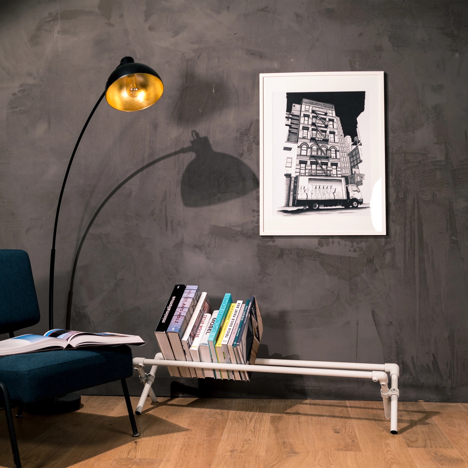 Silbernes Stahlrohr-Regal (200cm) mit Büchern, Teil einer DIY Möbelbau-Szene.