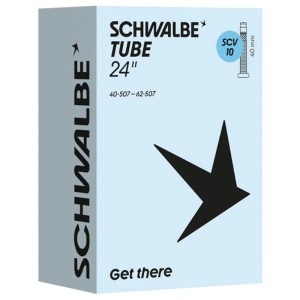 Schwalbe Fahrradschlauch SCV 10 für 24 Zoll Laufräder. Hellblauer Produktkarton mit Ventil und ETRTO-Angaben.