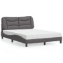 Graues vidaXL Bett mit Matratze (140x190 cm) aus Kunstleder. Modernes Design mit wellenförmigem Seitenteil.