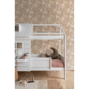 ESTAhome Vliestapete Einhörner sandbeige im Kinderzimmer mit weißem Spielbett.