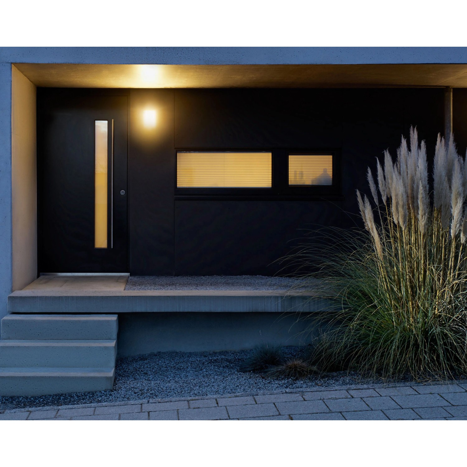 Moderne Steinel LED-Außenwandleuchte L 240 S Edelstahl mit Bewegungsmelder an Hauswand.