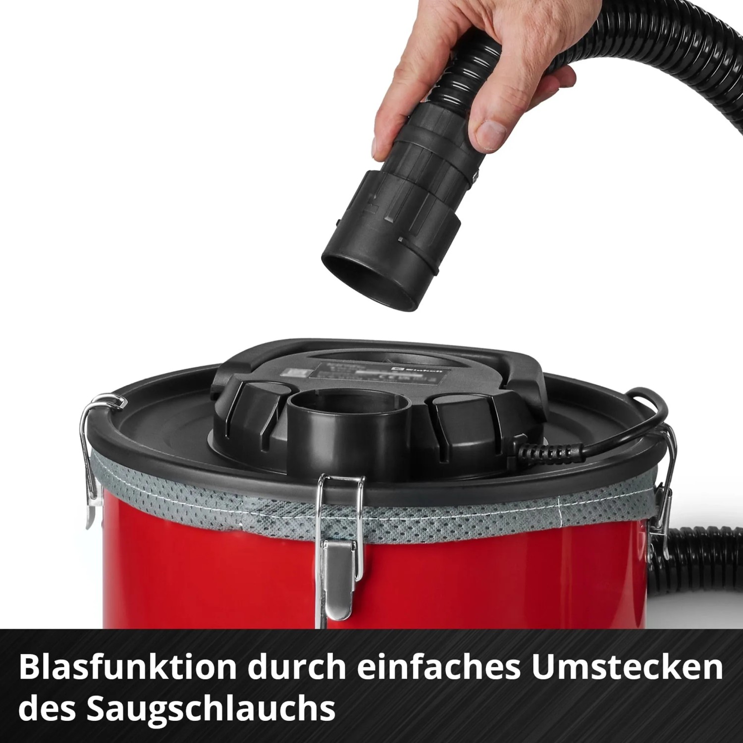 Einhell Aschesauger TC-AV 1830 D: Hand steckt Saugschlauch um für Blasfunktion.