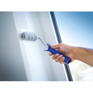 Hand streicht Wand mit LUX Dispersionsroller 10 cm. Farbroller mit blauem Griff.