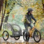 Fahrrad mit HOMCOM Kinderanhänger und Regenschutz bei Regenwetter.