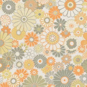 Retro Tapete mit Blumenmuster in Grün, Orange, Olivgrau und Creme-Weiß.