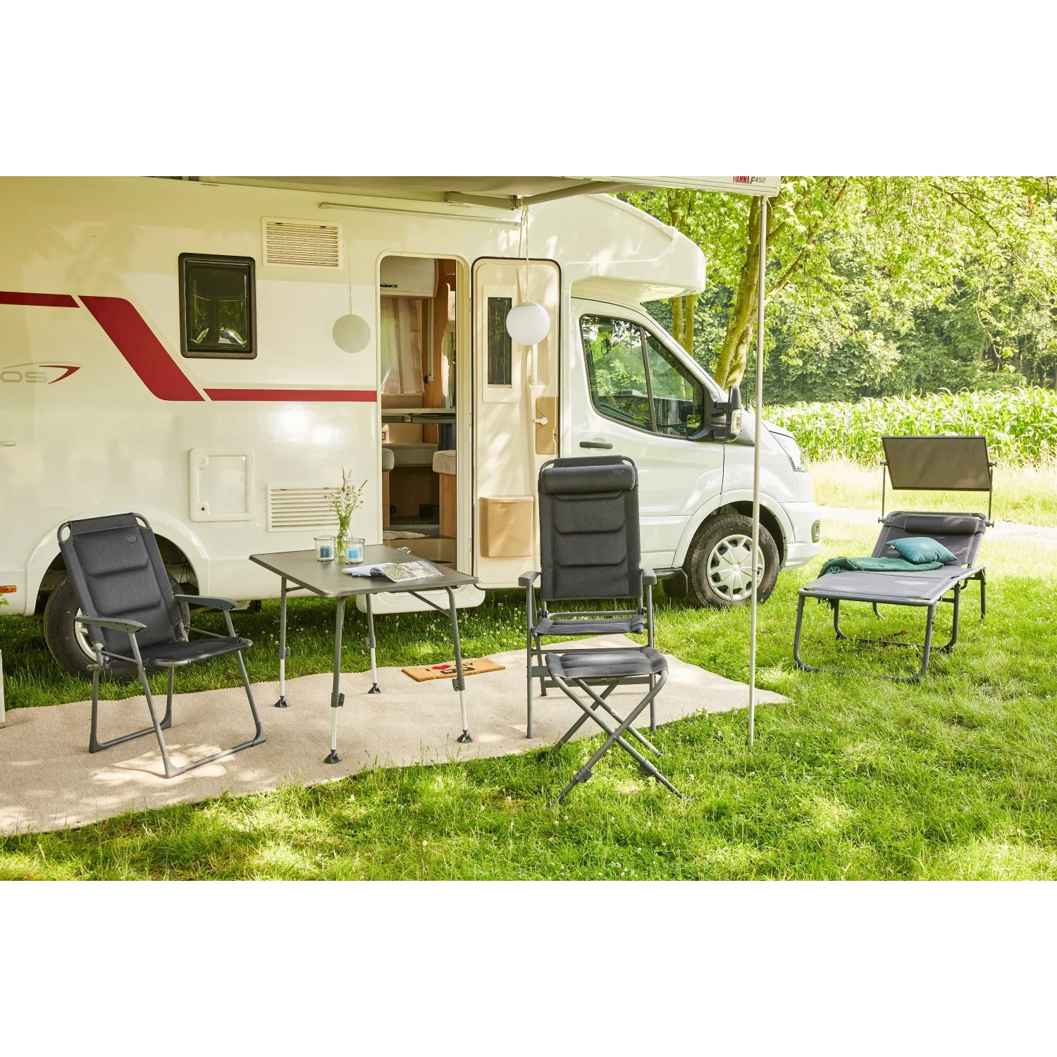 Siena Garden Campingsessel Premium, anthrazitfarbener Klappstuhl vor Wohnmobil.