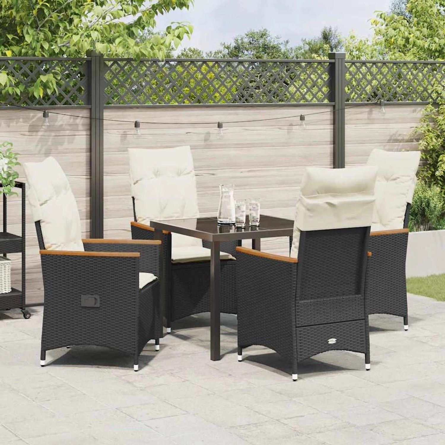 Schwarze 5-tlg. Garten Essgruppe aus Poly Rattan mit Tisch und Stühlen inklusive Kissen.