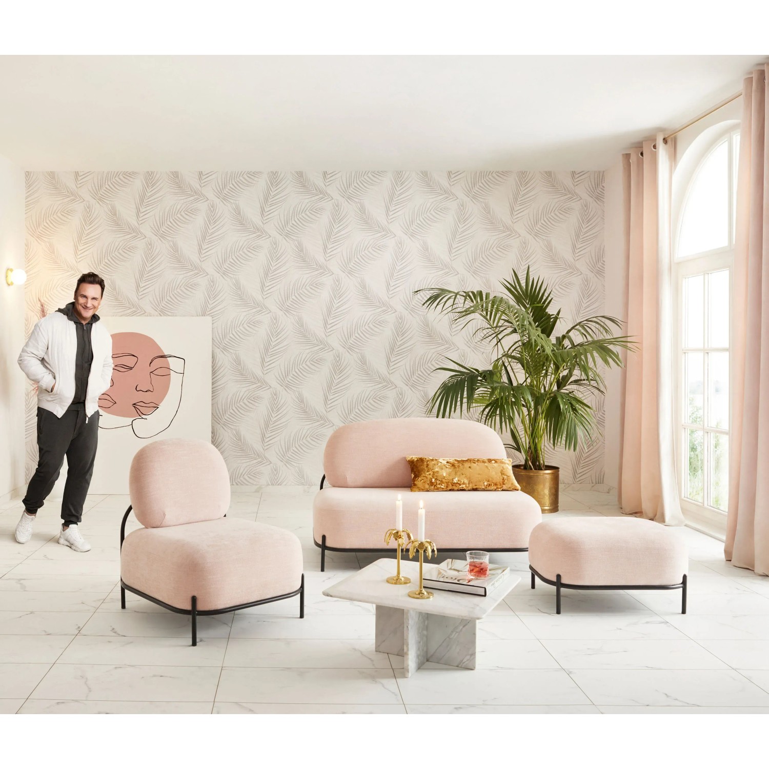 Wohnraum mit Erismann Vliestapete Guido Maria Kretschmer Fashion for Walls 3 Palmblätter.