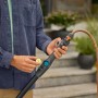 Gardena Cleansystem Teleskop-Stiel M-XL, anthrazit, mit Wasseranschluss und gelbem Aufsatz.