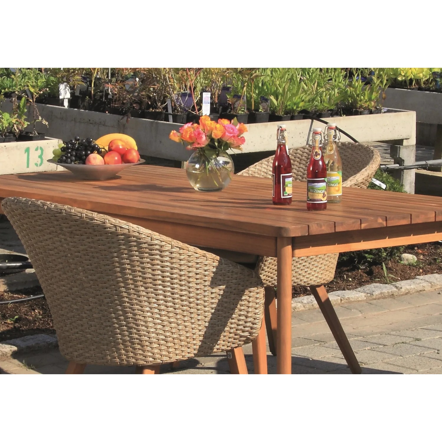 Acamp Atacama Gartenstuhl Set, 4 Sessel aus Teakholz und Kunststoffgeflecht am Gartentisch.