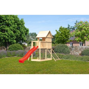 Karibu Stelzenhaus Frieda mit roter Rutsche und Netzrampe im Garten.